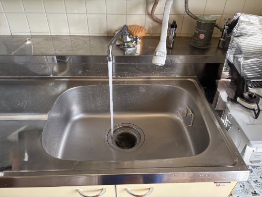 作業後のキッチンシンク。水がスムーズに流れていく状態