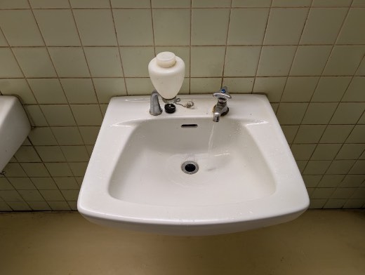 作業後の洗面台。水がすぐに流れていく状態