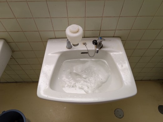 作業前の洗面台。水が引かず、たまったままになっている状態