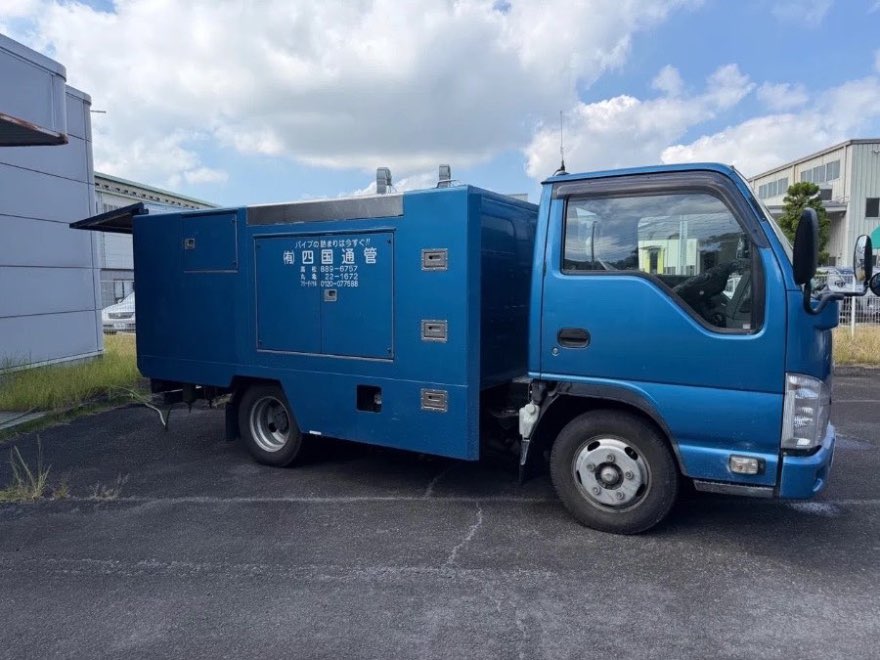 高圧洗浄車の側面